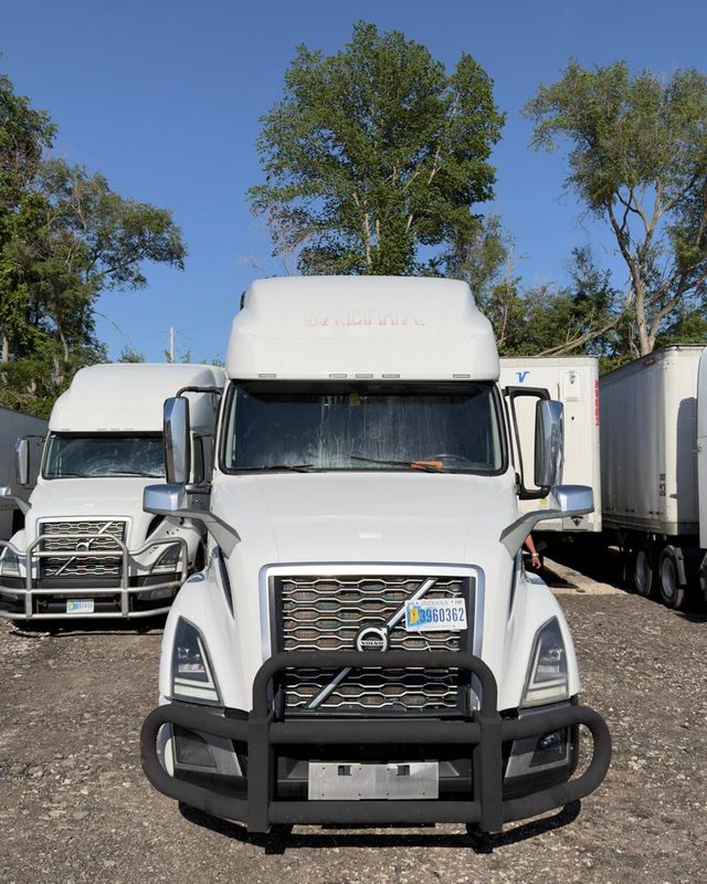 Frontline Freight Volvo VNL tractor